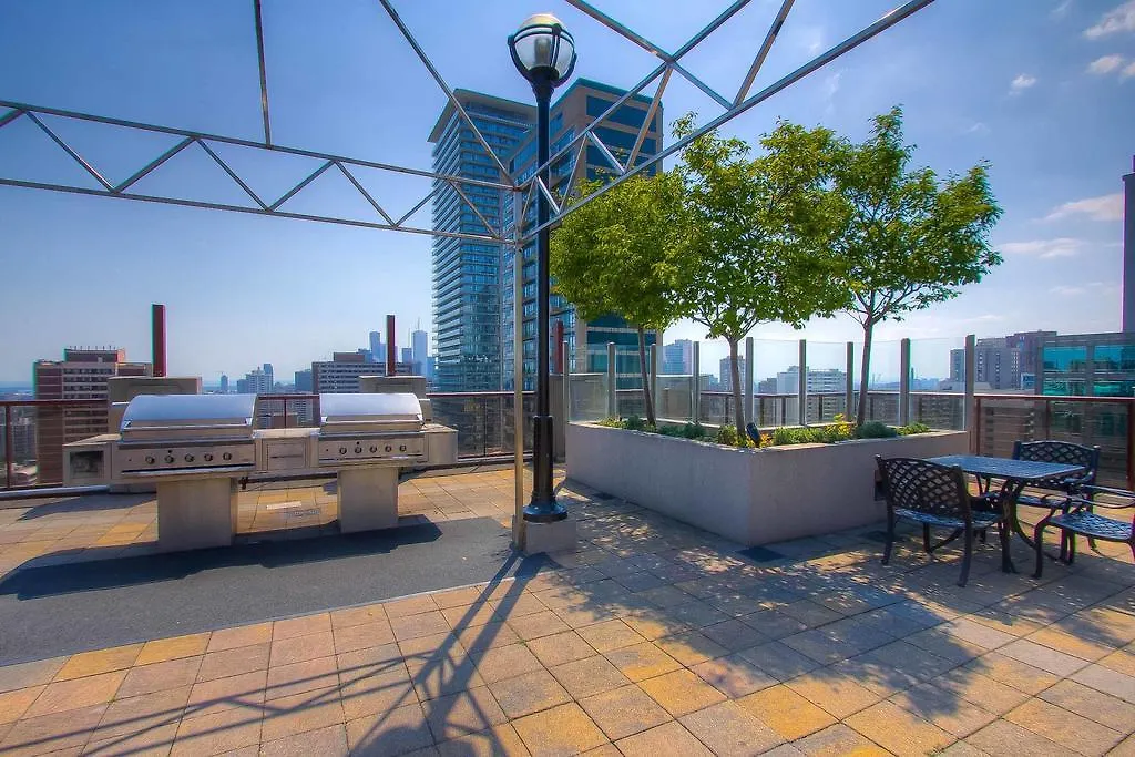 Sky Suites Yorkville 토론토