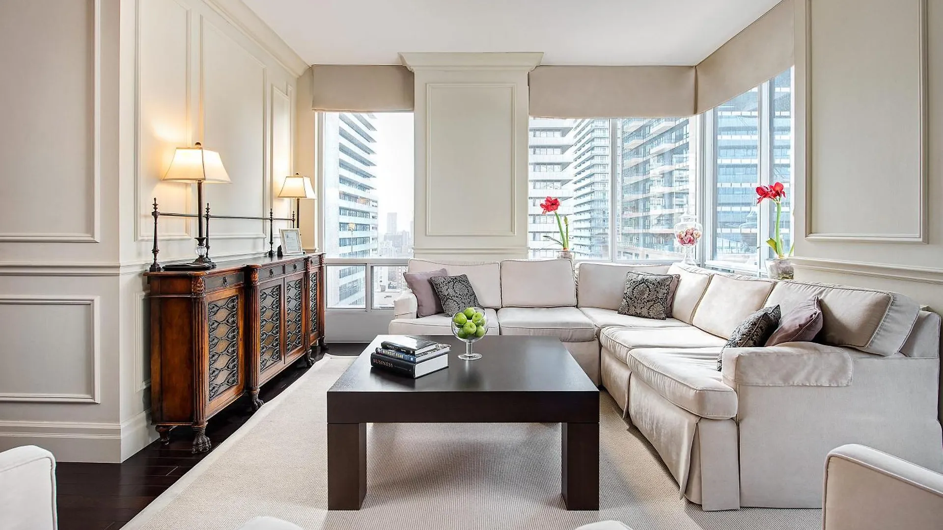 Sky Suites Yorkville Toronto 4*,
