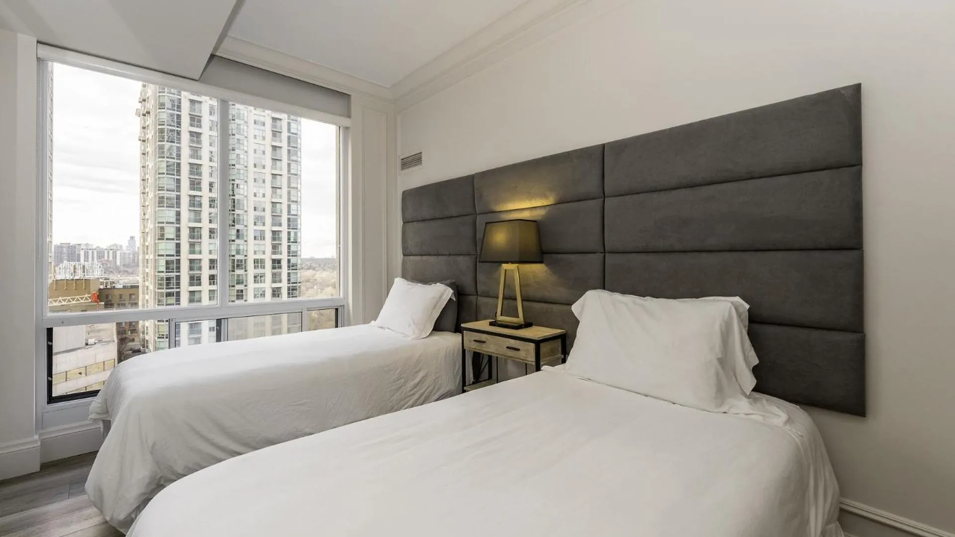 Sky Suites Yorkville Toronto 4*,