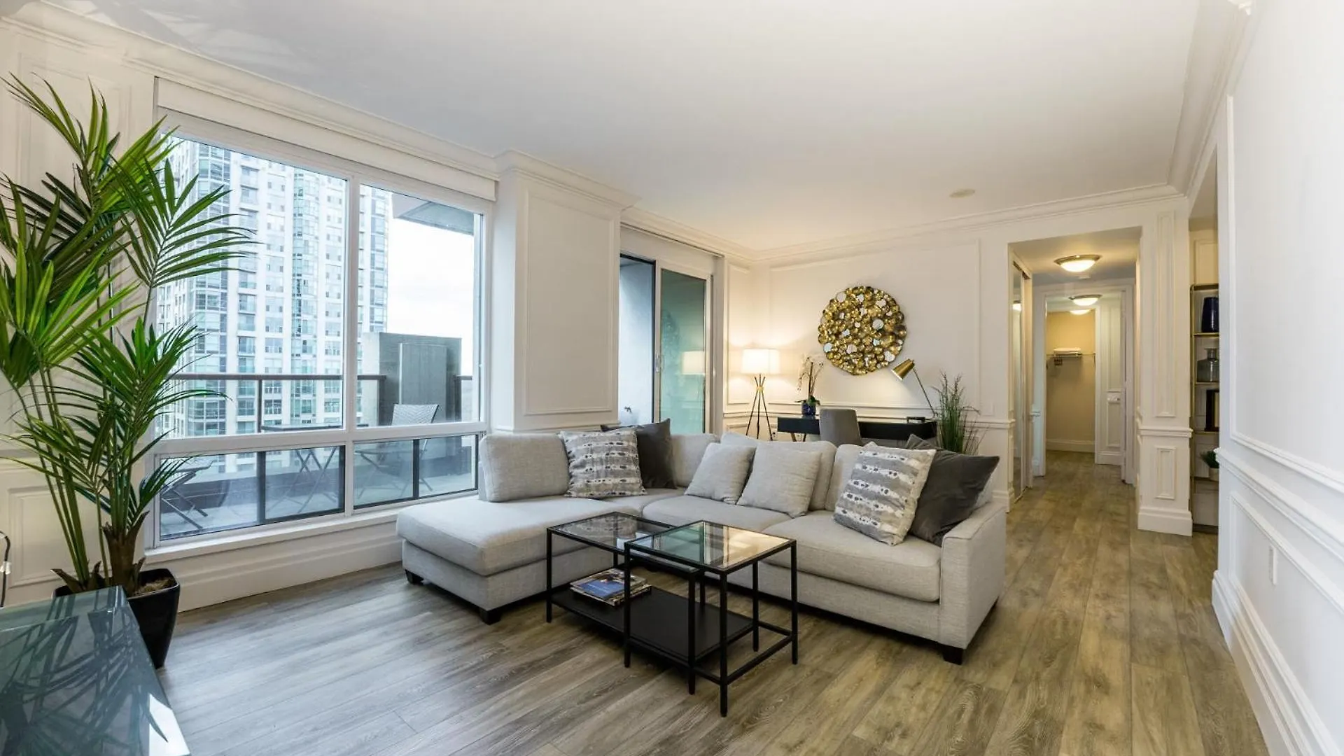 Sky Suites Yorkville Toronto 4*,