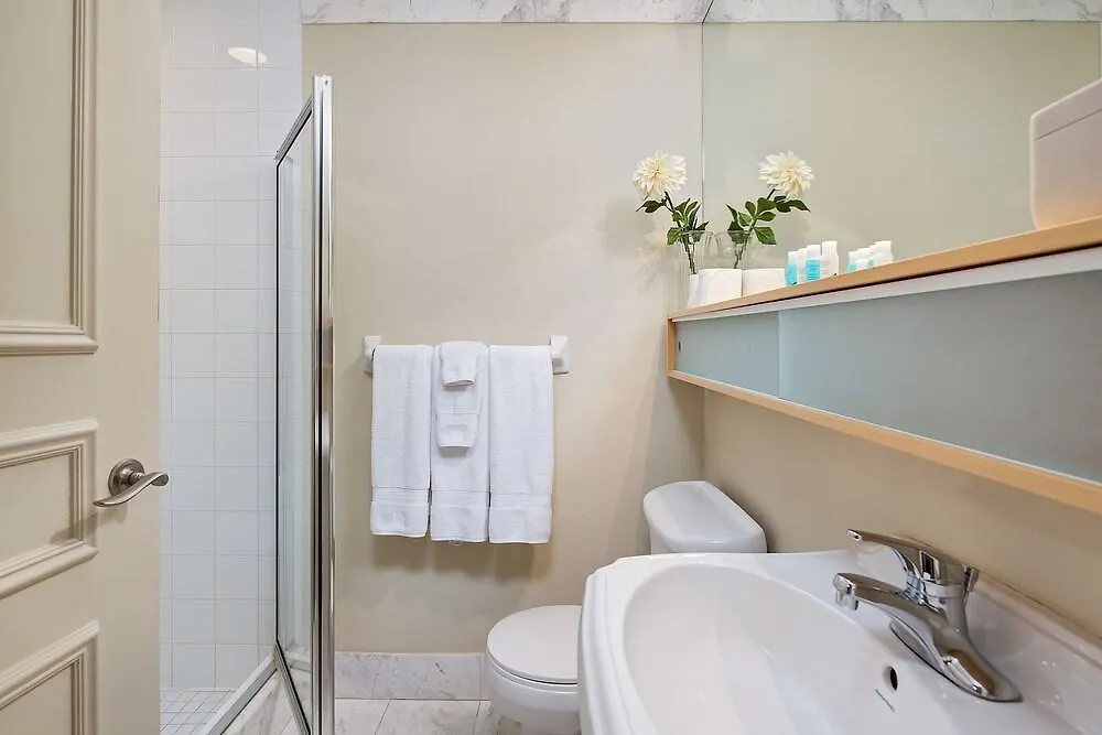 Sky Suites Yorkville Toronto 4*,